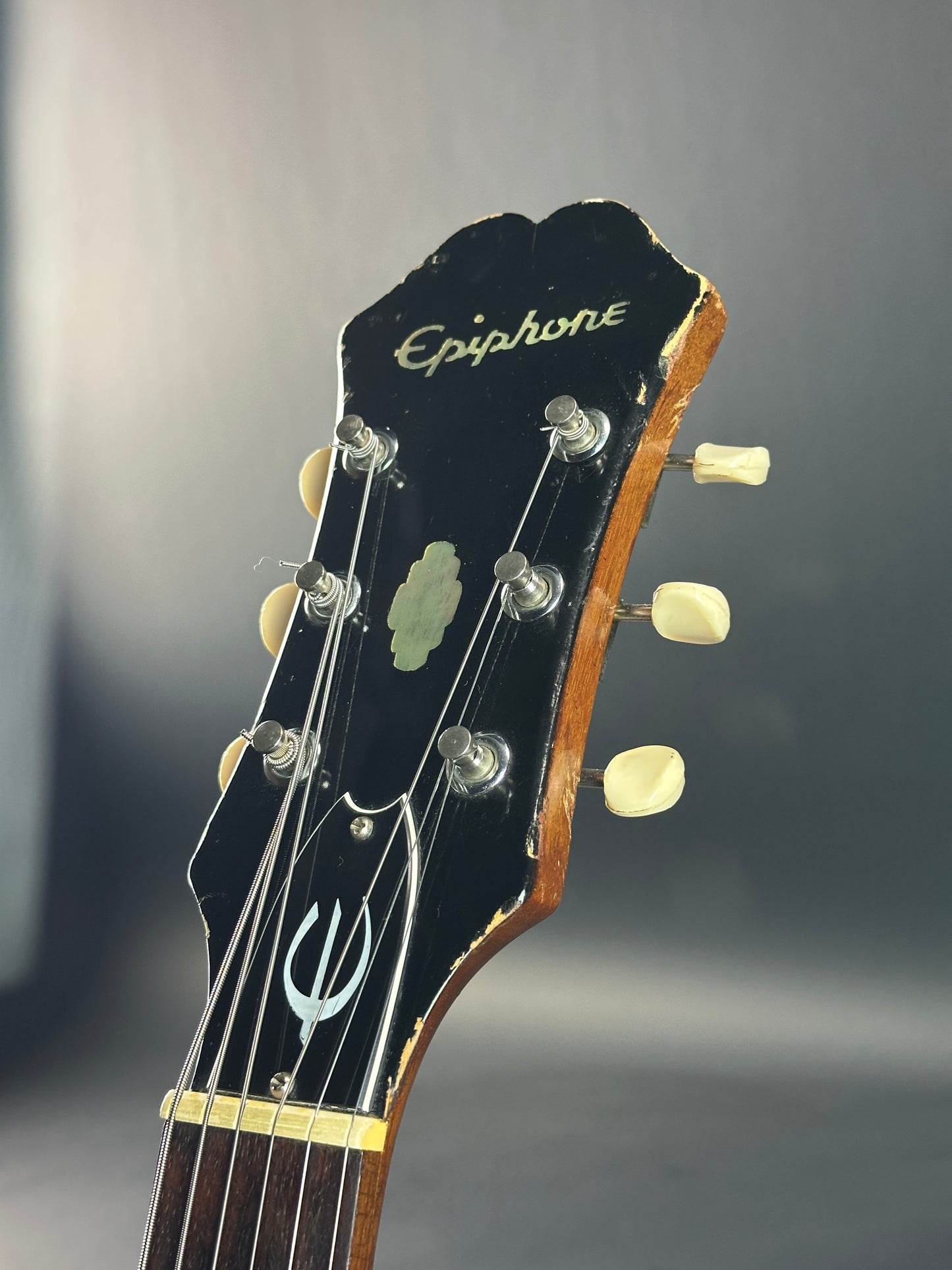 Angle of headstock of Vintage 1967 Epiphone Texan FT79N Natural.