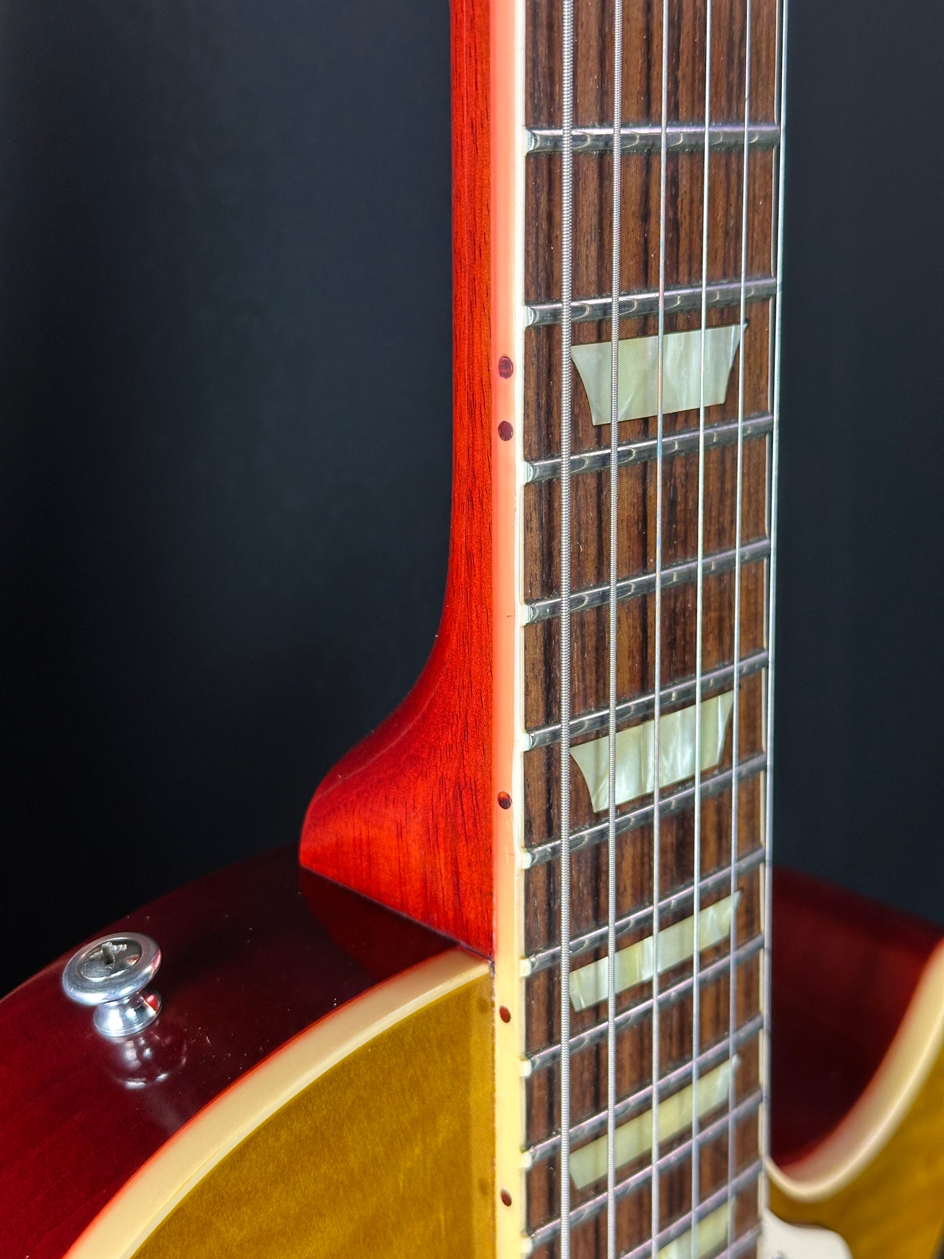 Binding of Used Gibson Custom Shop '58 Les Paul R8 VOS Lemonburst.