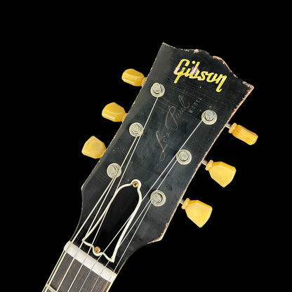 Front of headstock of Gibson Custom Shop 59 Les Paul Standard Brazilian RW Tom's Tea Murphy Lab Heavy Aged NH.