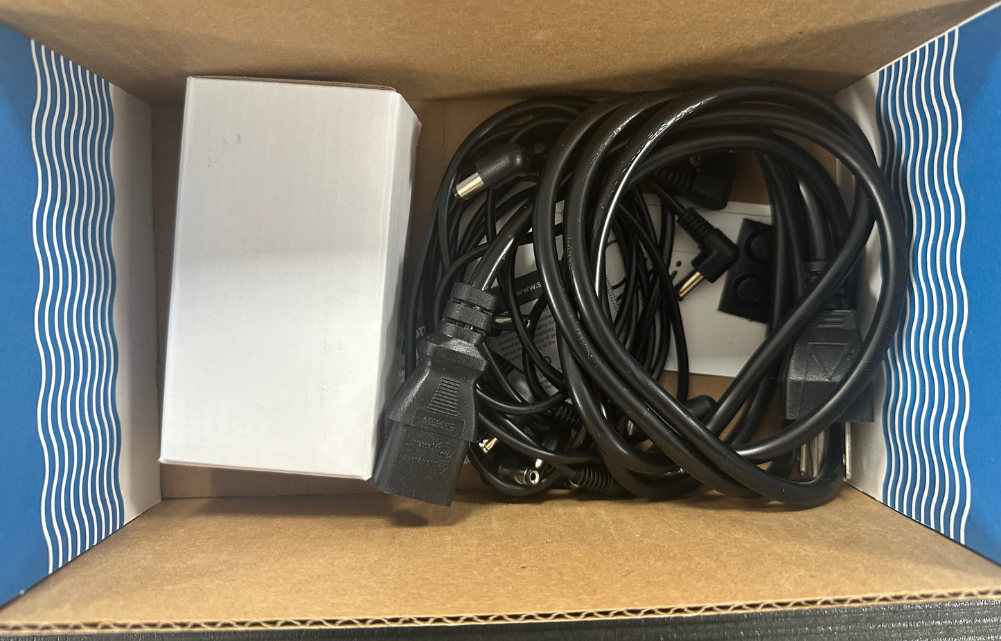 Box with cables of Used Strymon Ojai R30 Power Supply w/box 