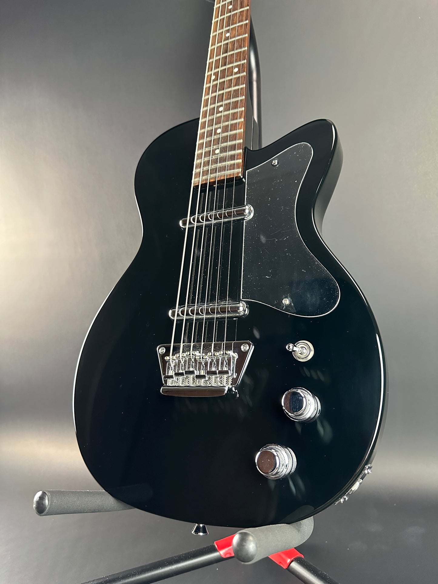 Front angle of Used Silvertone 1303/U2 Black.