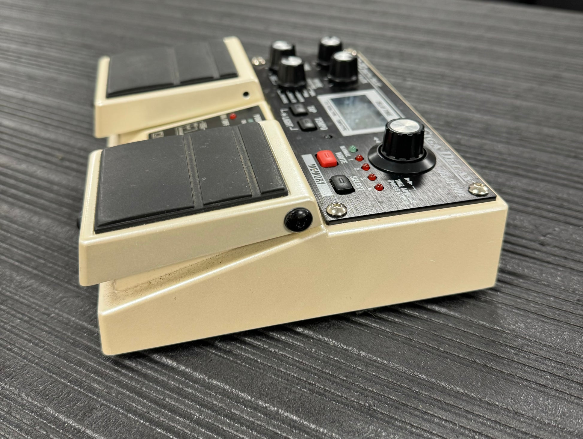 Side of Used Boss DD-20 Giga Delay