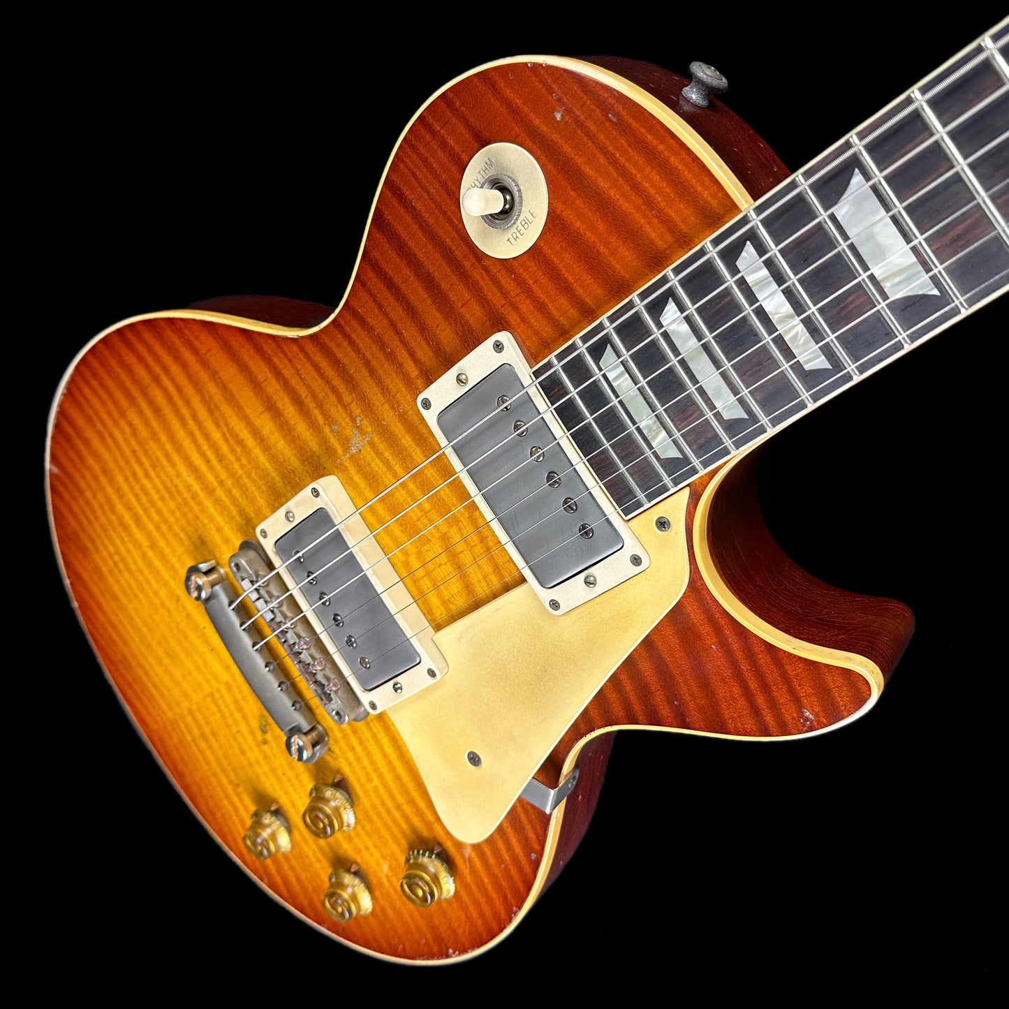 Front angle of Gibson Custom Shop 59 Les Paul Standard Brazilian RW Tom's Tea Murphy Lab Heavy Aged NH.