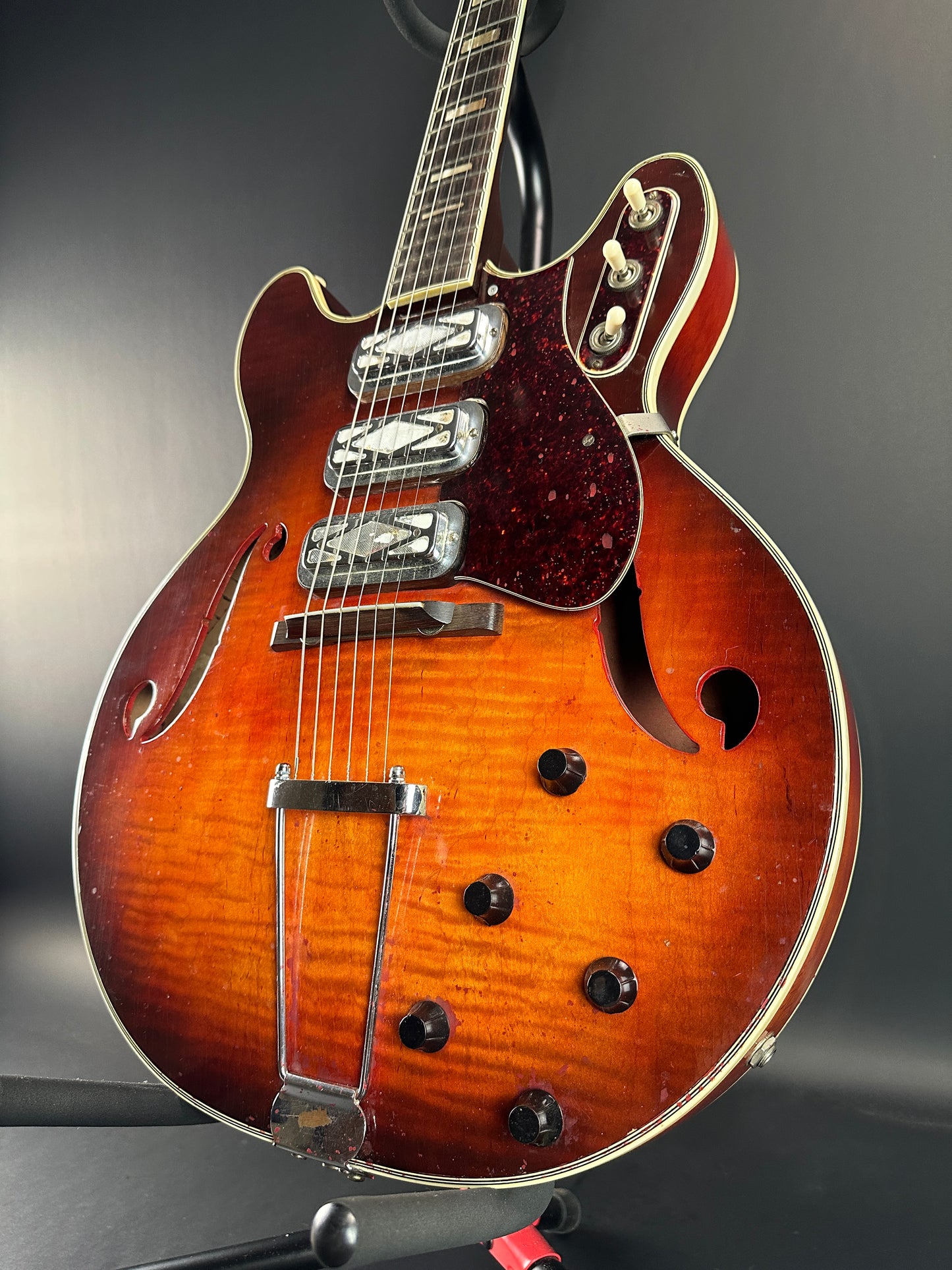 Front angle of Vintage Silvertone 1454 Doublecut Redburst.