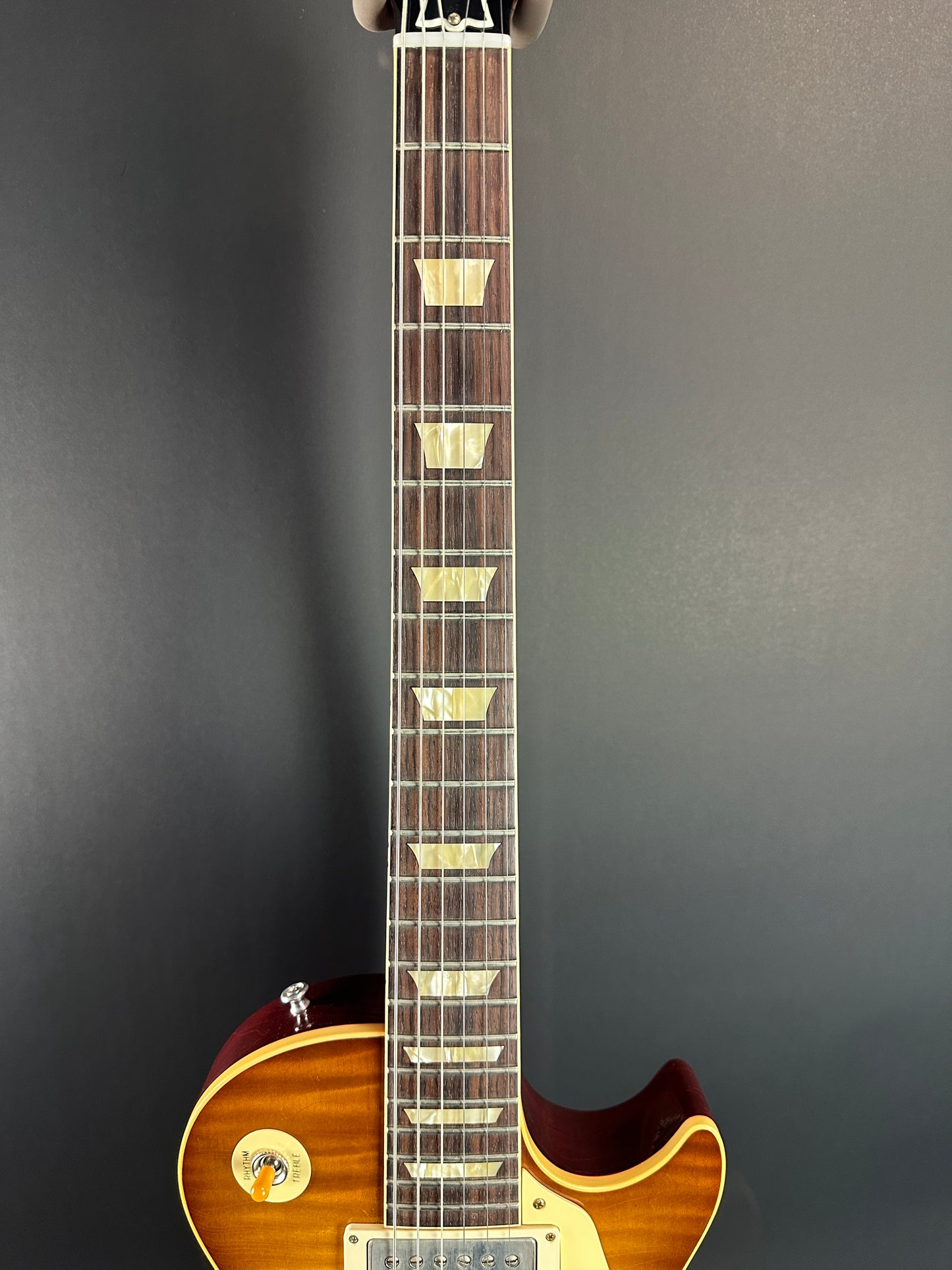 Fretboard of Used Gibson Custom Shop M2M 1959 Les Paul Standard Reissue Chambered Golden Poppy Ultra Light Murphy Aged.