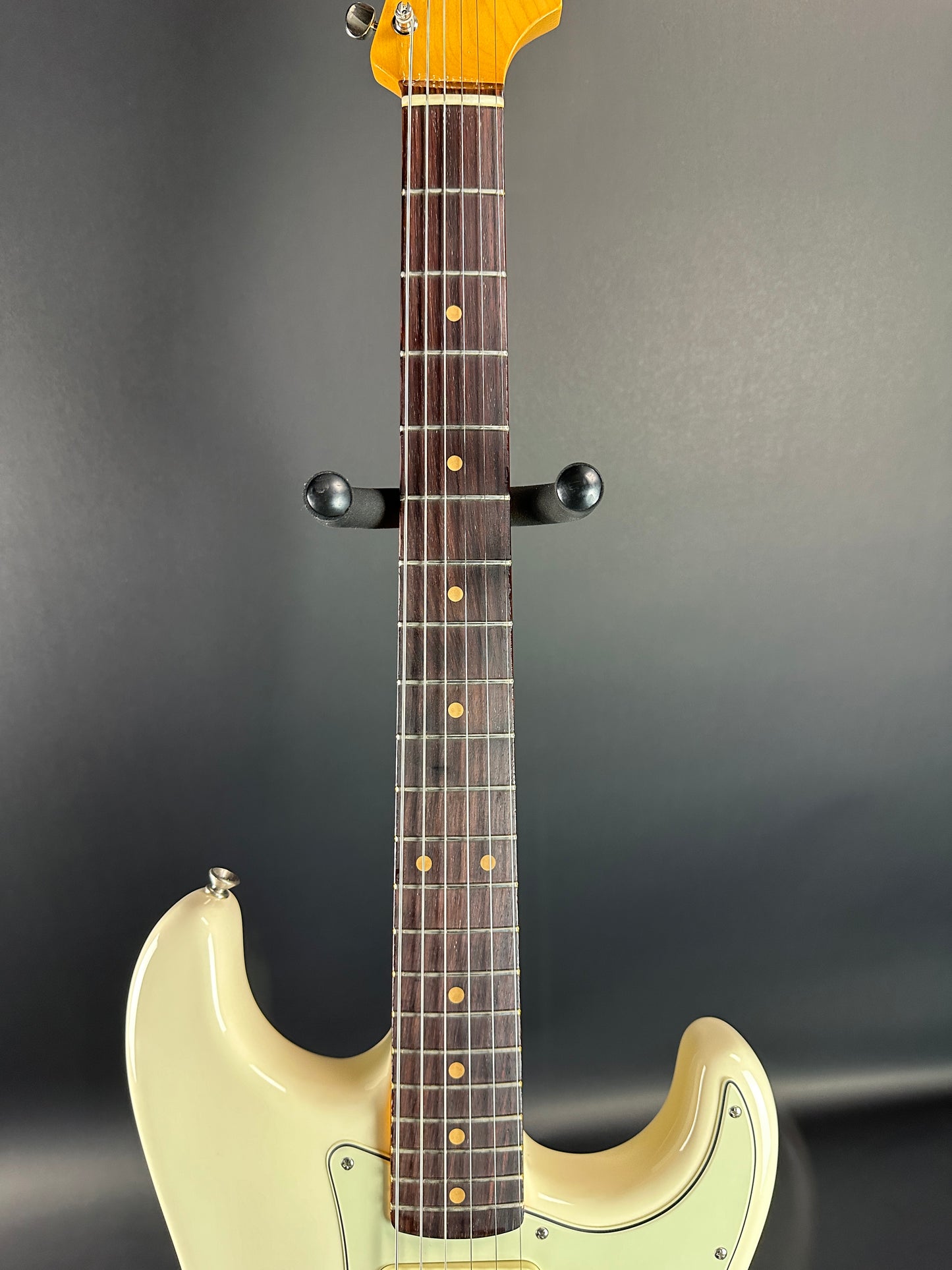 Fretboard of Used Fender American Vintage II Strat '61 Olympic White.