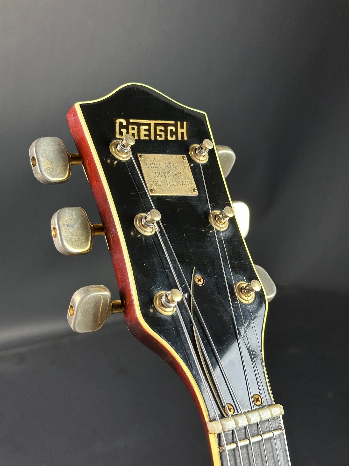 Angle of headstock of Vintage 1968 Gretsch 6122 Country Gentleman.