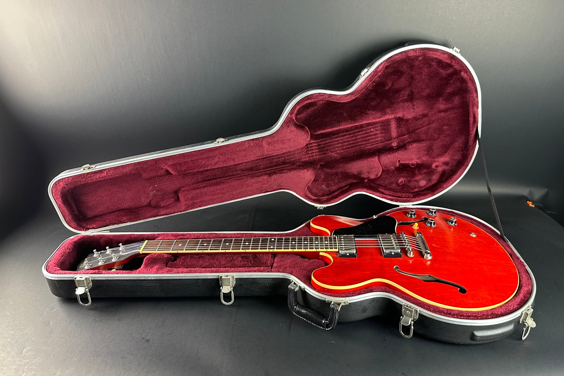 Used 2003 Gibson ES-333 Cherry in case.