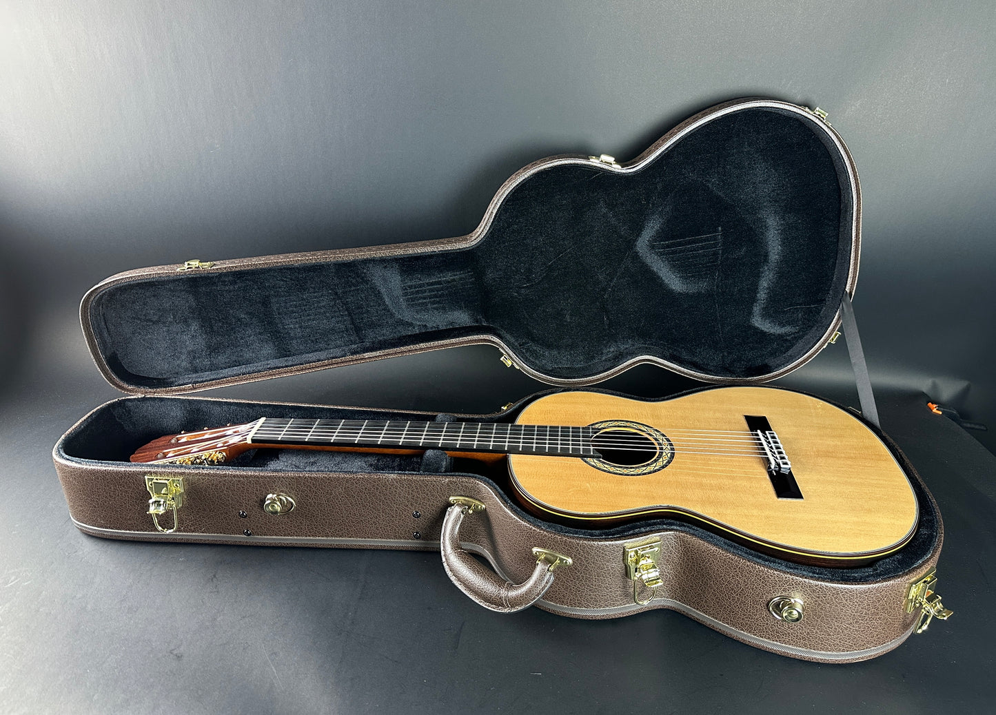 Used Takamine H8SS hirade Classical in case.