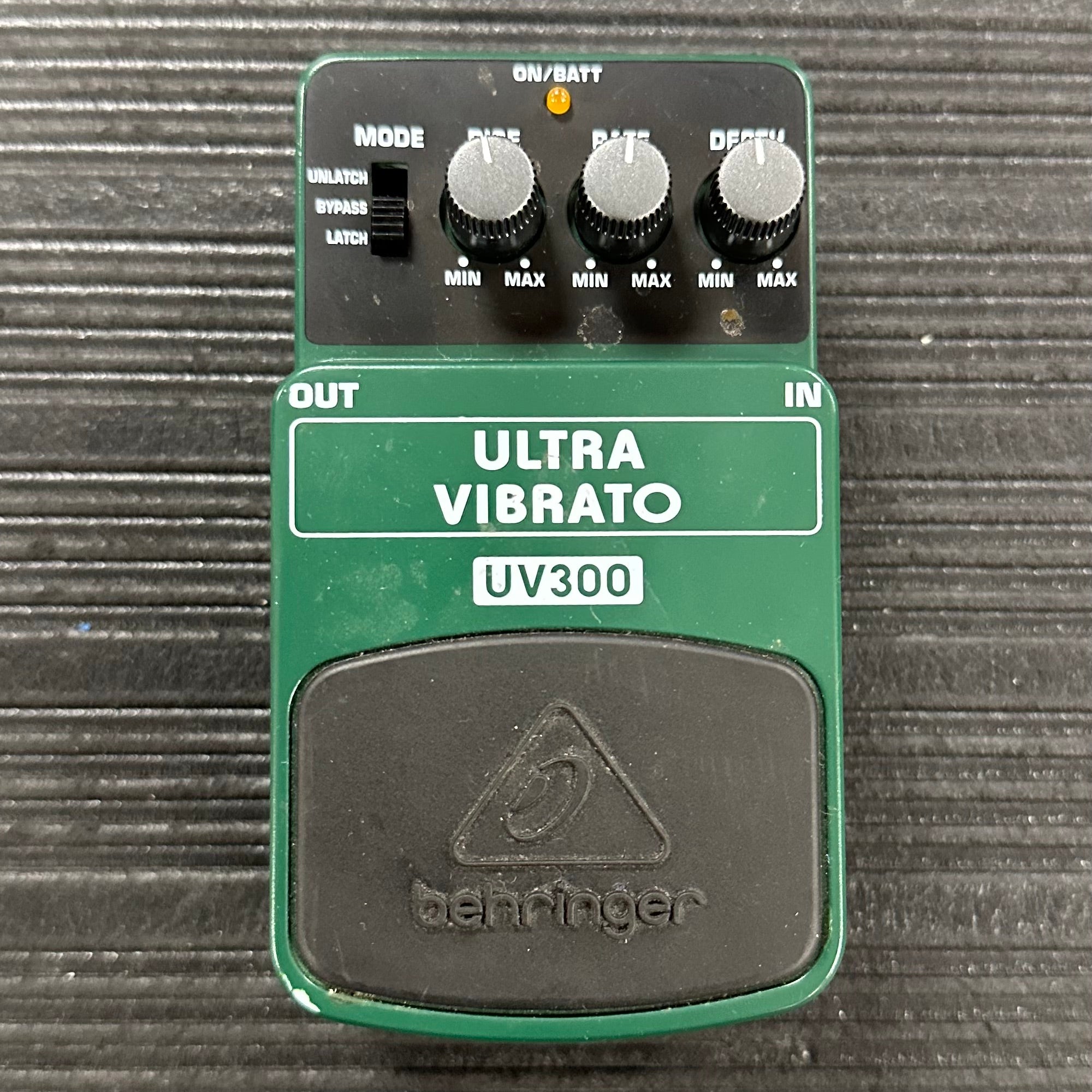 Used Behringer UV300 Vibrato Pedal w/box TSS3731