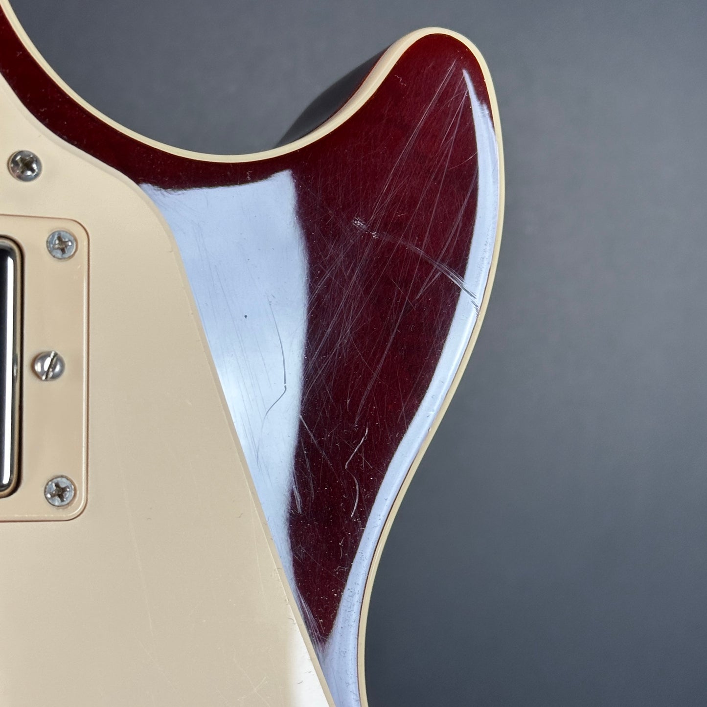 Scratches on right horn of Used Gibson Les Paul Standard 60's Iced Tea.