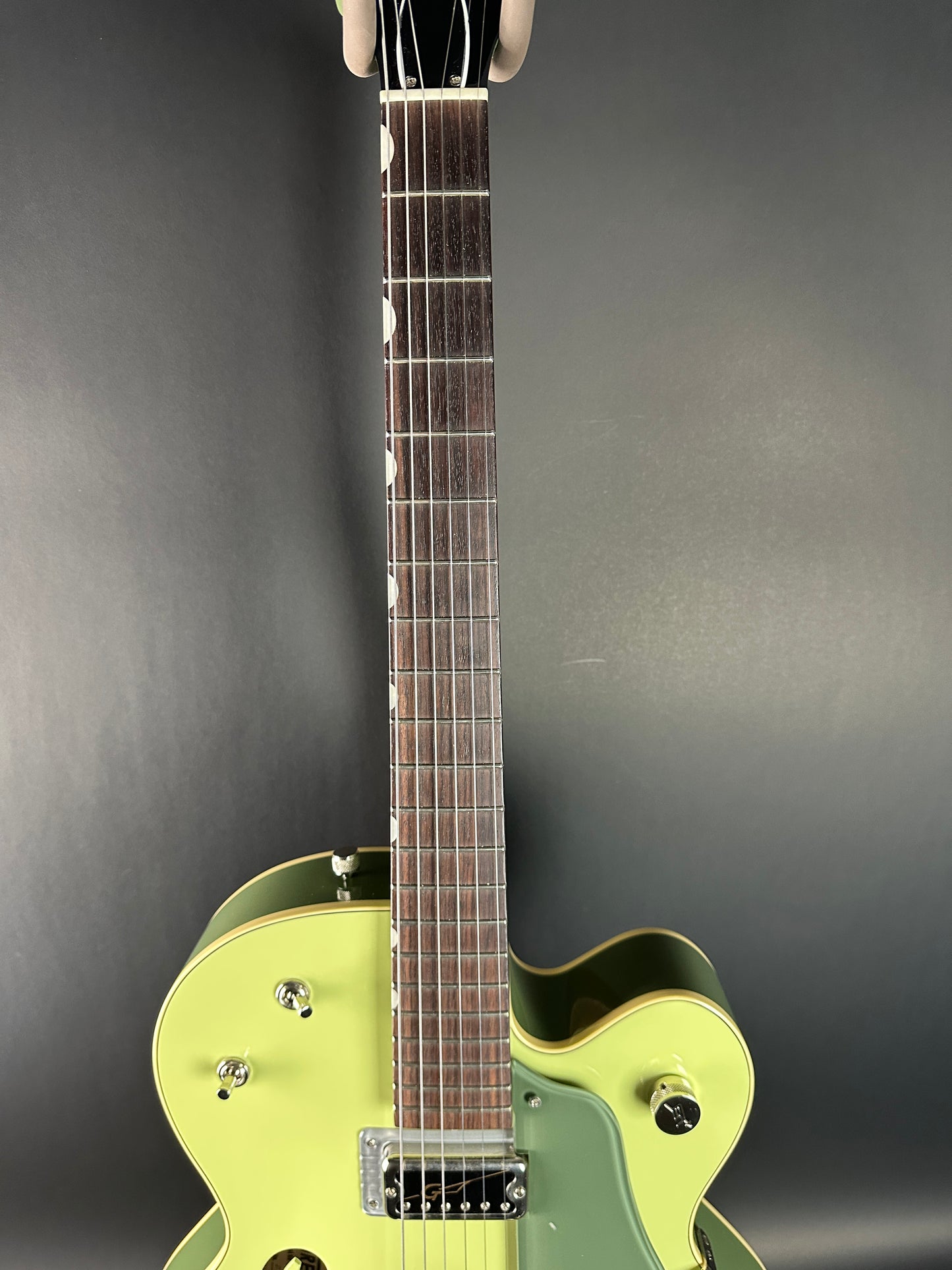 Fretboard of Used Gretsch G6118T-60 Vintage Select 60th Anniversary Smoke Green.