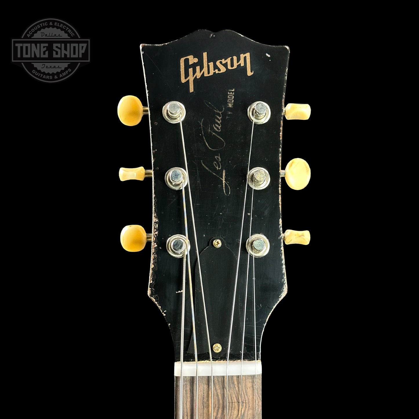 Front of headstock of Gibson Custom Shop 1958 Les Paul Junior Double Cut TV Yellow Murphy Lab Heavy Aging.