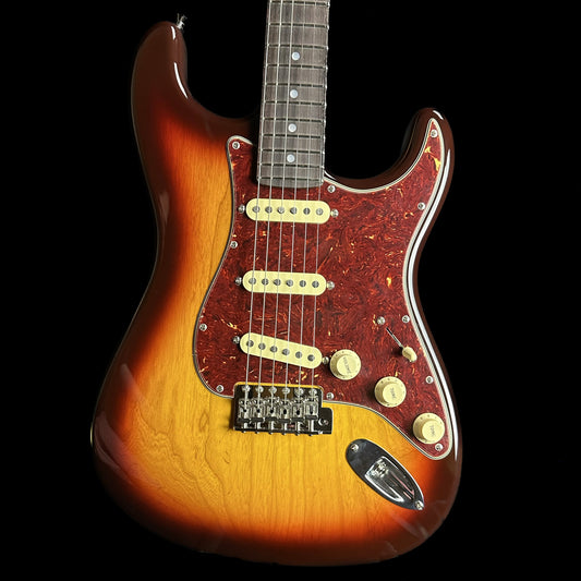 Front of Fender Custom Shop American Custom Strat NOS RW Chocolate 3-Color Sunburst.