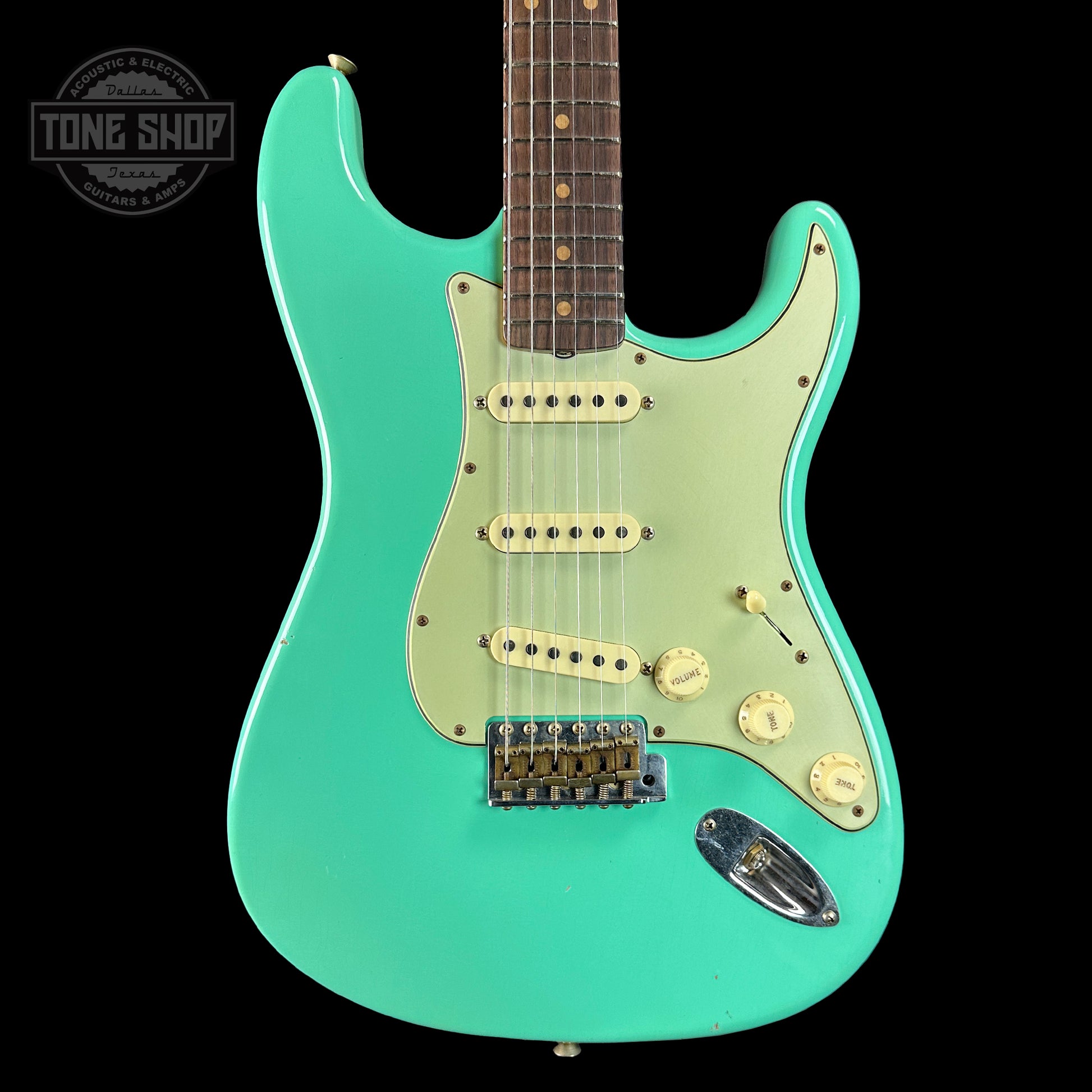 Front of Fender Custom Shop Time Machine '59 Strat Rw Journeyman Relic Super Faded Aged Sea Foam Green.