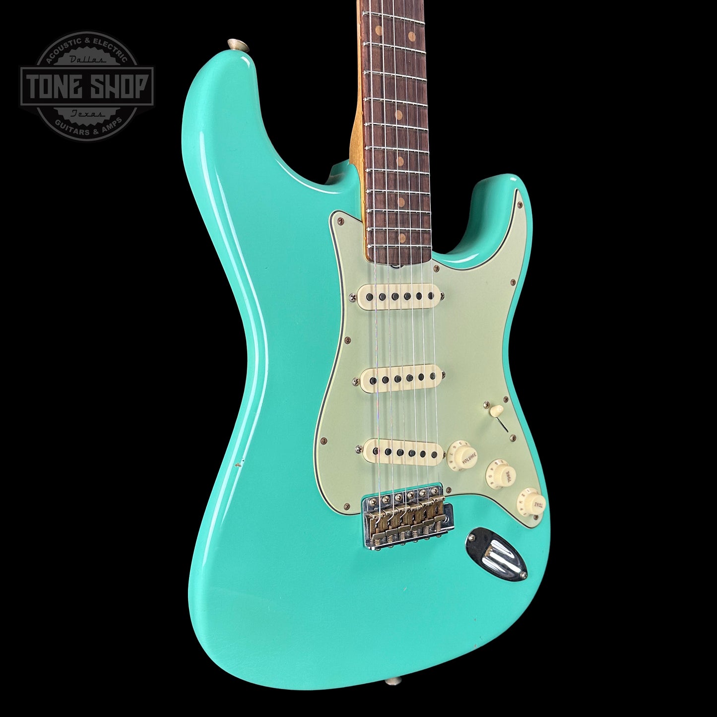 Front angle of Fender Custom Shop Time Machine '59 Strat Rw Journeyman Relic Super Faded Aged Sea Foam Green.