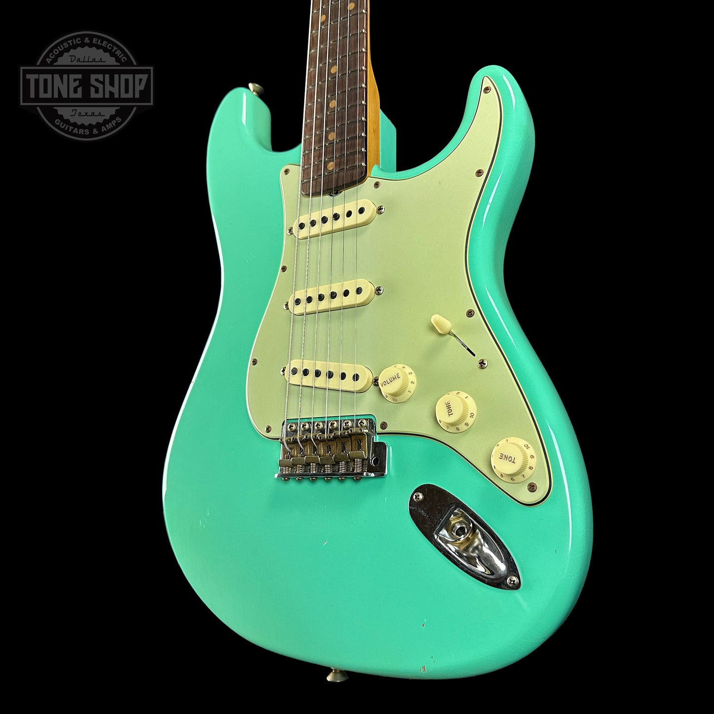 Front angle of Fender Custom Shop Time Machine '59 Strat Rw Journeyman Relic Super Faded Aged Sea Foam Green.